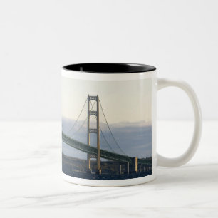 Caneca De Café Em Dois Tons Ponte Mackinac que abrange o estreito de 4