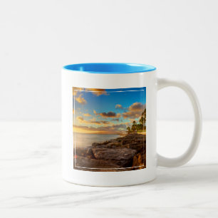 Caneca De Café Em Dois Tons Por do sol do oceano sobre as rochas e a palma  