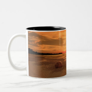 Caneca De Café Em Dois Tons Por do sol em uma praia tailandesa