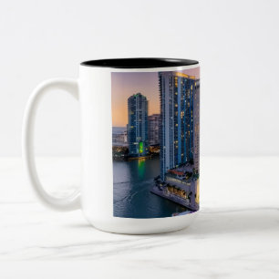 Caneca De Café Em Dois Tons Pôr do sol no horizonte de Miami com o Hotel Inter