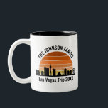 Caneca De Café Em Dois Tons Pôr do Sol Personalizado de Férias na Las Vegas St<br><div class="desc">Caneca personalizada da silhueta de Las Vegas ao pôr do sol para a viagem de férias da sua família ou despedida de solteiro na cidade das luzes. Aposte do nascer ao pôr do sol nesta cidade e lembre-se com este souvenir de recordação.</div>