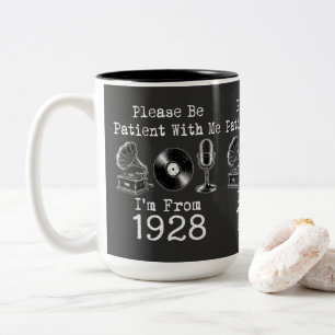 Caneca De Café Em Dois Tons Por Favor Seja Paciente Eu Sou de 1928 Aniversário