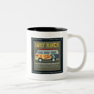 Caneca De Café Em Dois Tons Poster de Huntington Beach do cavaleiro do surf