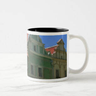 Caneca De Café Em Dois Tons Praça da cidade velha rodeada por casas do século