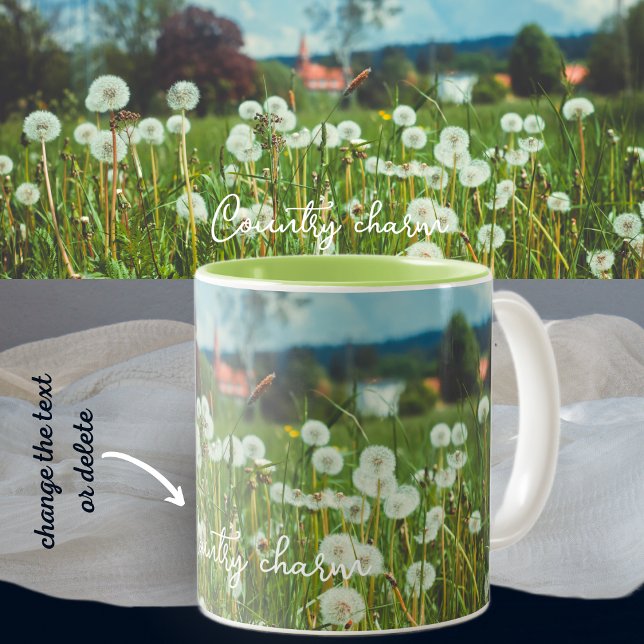 Caneca De Café Em Dois Tons Prado de verão com dandeliões (Criador carregado)