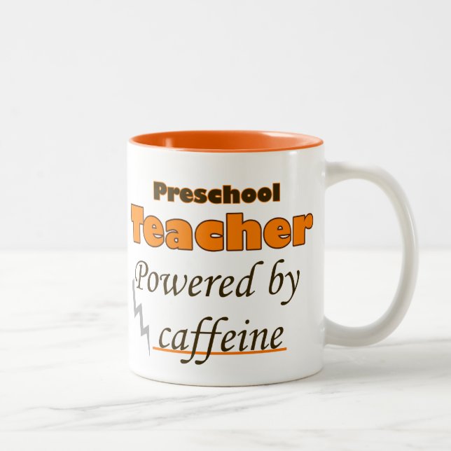 Caneca De Café Em Dois Tons Preschool Teacher Powered by caffeine (Direita)