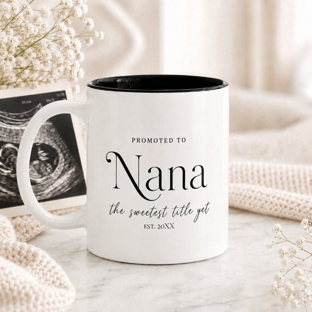 Caneca De Café Em Dois Tons Presente de Anúncio de Gravidez para a Vovó (Pregnancy Announcement Gift for Nana Two-Tone Coffee Mug)
