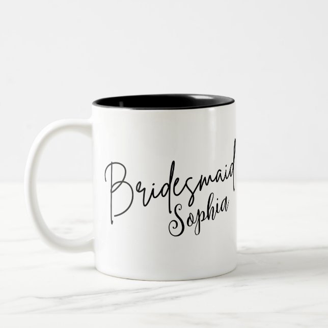 Caneca De Café Em Dois Tons Presentes para Damas de Honra | Letra Preta Modern (Esquerda)