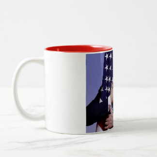 Caneca De Café Em Dois Tons Presidente Trump Abraça a Bandeira