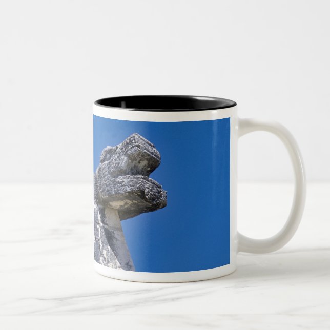 Caneca De Café Em Dois Tons Primeiro plano de pedras fazendo um antigo maia (Direita)
