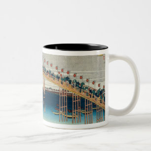 Caneca De Café Em Dois Tons Procissão sobre uma ponte (impressão do woodbloc