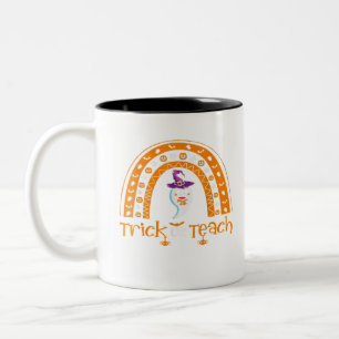 Caneca De Café Em Dois Tons Professor De Truque Ou Ensino De Halloween Rainbow