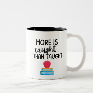 Caneca De Café Em Dois Tons Professor Mentor de Crescimento 'Mais é Pego do qu