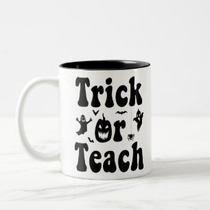 Caneca De Café Em Dois Tons Professora De Truque Ou Ensino Engraçado Do Arco-Í