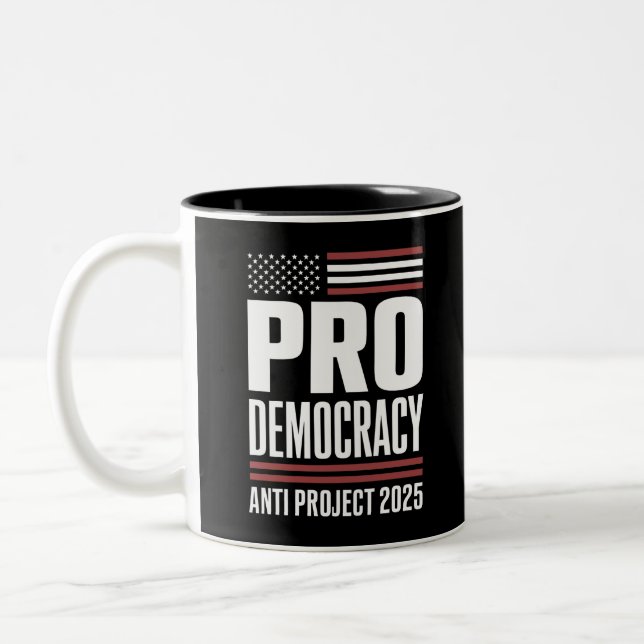 Caneca De Café Em Dois Tons Projeto Pro Democracy Anti 2025 Trump 2025 (Esquerda)