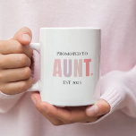 Caneca De Café Em Dois Tons Promovido à tia EST 2025 Mug | Novo Presente da Ti<br><div class="desc">Celebre seu novo título empolgante com esta adorável caneca de dois tons "Promoted to to Tia EST 2025"! Com tons cor-de-rosa macios e um design lúdico, esta xícara de café personalizada é um presente pensativo e animador para as primeiras tias. Perfeito para anúncios de gravidez, surpresas de chá de fraldas,...</div>