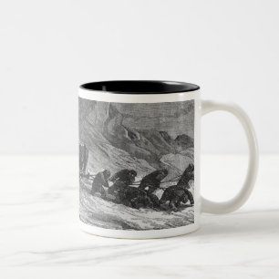 Caneca De Café Em Dois Tons Puxando os pequenos trenós através do gelo de