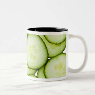 Caneca De Café Em Dois Tons Quadro completo do pepino cortado, no branco