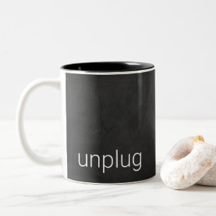 Caneca De Café Em Dois Tons Quadro negro com a palavra "desplugar"