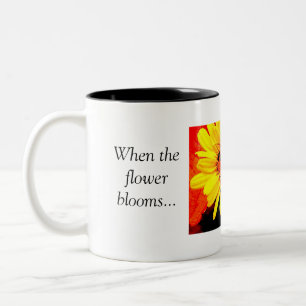 Caneca De Café Em Dois Tons Quando a flor florescer.