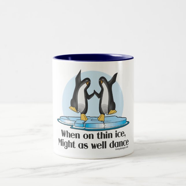Caneca De Café Em Dois Tons Quando no design engraçado dos pinguins finos do (Centro)