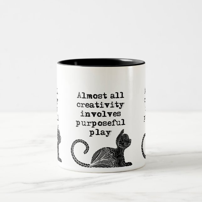 Caneca De Café Em Dois Tons Quase toda criatividade envolve uma brincadeira pr (Centro)