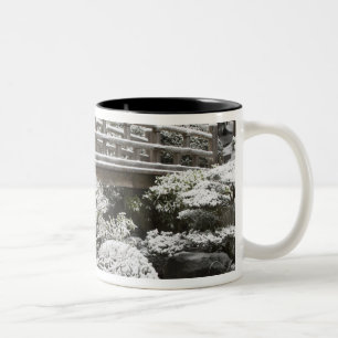Caneca De Café Em Dois Tons Queda de neve no Jardim Japonês Portland,