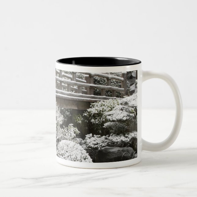 Caneca De Café Em Dois Tons Queda de neve no Jardim Japonês Portland, (Direita)