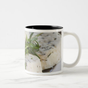 Caneca De Café Em Dois Tons Queijo de cabra francês - chevre - com ervas em um