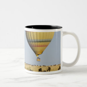 Caneca De Café Em Dois Tons Quênia, Masai Mara. Turistas passeiam de balão de