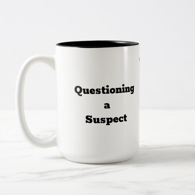 Caneca De Café Em Dois Tons Questionando um suspeito - Mug de café Humoroso (Esquerda)
