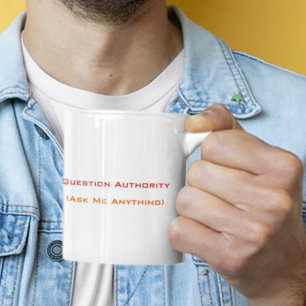 Caneca De Café Em Dois Tons Questione a Autoridade Pergunte-Me Qualquer Coisa