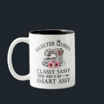 Caneca De Café Em Dois Tons Quiltro Queen Funny Sewing Artesanatos Rosa<br><div class="desc">Quilter Queen Funny Sewing Artesanatos de Café Floral Rosa Midra Mug apresenta um discurso divertido ao redor de uma máquina de costura com flores cor-de-água rosa.</div>