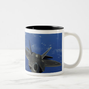 Caneca De Café Em Dois Tons RAPTORES F-22 da Força Aérea dos EUA em voo perto
