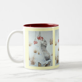 Caneca De Café Em Dois Tons Rato-gato comendo bagas, neve, vida selvagem