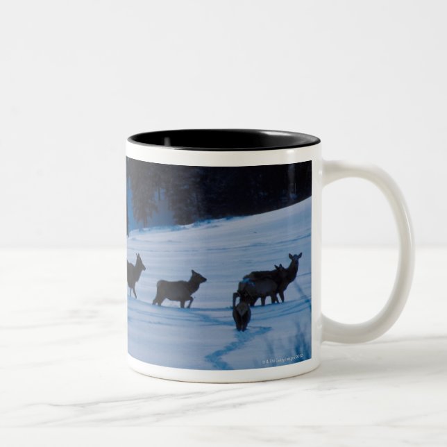 Caneca De Café Em Dois Tons Rebanho dos alces que anda através do campo (Direita)