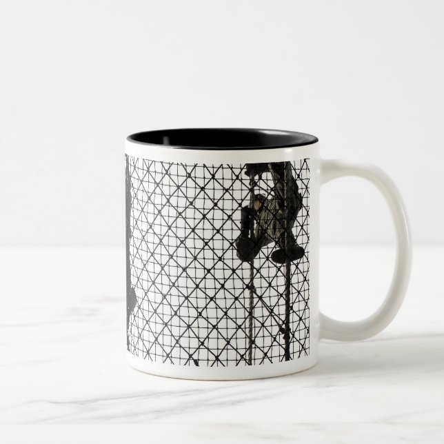 Caneca De Café Em Dois Tons recruta que preenche um obstáculo (Direita)