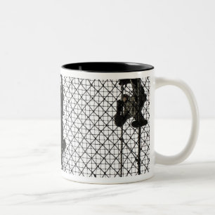 Caneca De Café Em Dois Tons recrutas que terminam um obstáculo