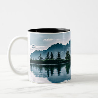 Caneca De Café Em Dois Tons Reflexão da floresta da montanha