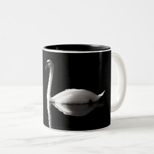 Caneca De Café Em Dois Tons Reflexão Do Cisne Branco Elegante No Lago Negro