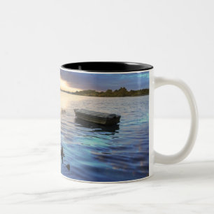 Caneca De Café Em Dois Tons Reflexão dos barcos de navigação do por do sol