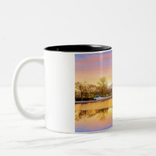Caneca De Café Em Dois Tons Reflexo do pôr do sol no edifício do Capitólio dos