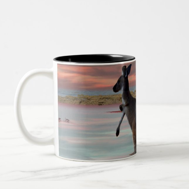 Caneca De Café Em Dois Tons "Reflexões da Natureza: Um canguru na Praia (Esquerda)