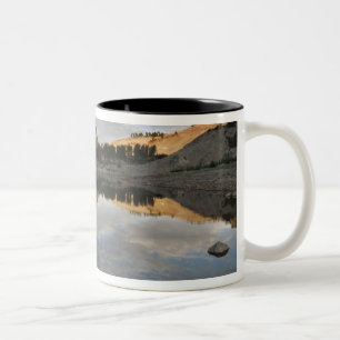 Caneca De Café Em Dois Tons Reflexos do pôr do sol no Lago Helen, Lassen