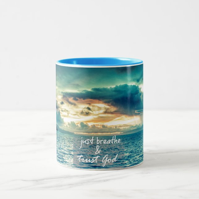 Caneca De Café Em Dois Tons Respire e confie na citação de Deus (Centro)