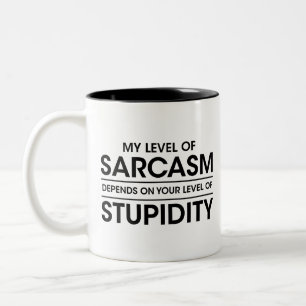 Caneca De Café Em Dois Tons Responde estupidez, Meu nível de sarcasmo depende,