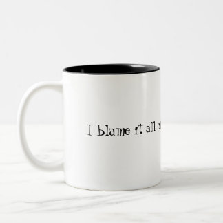 Caneca De Café Em Dois Tons Responsabilize-o em um evento histórico