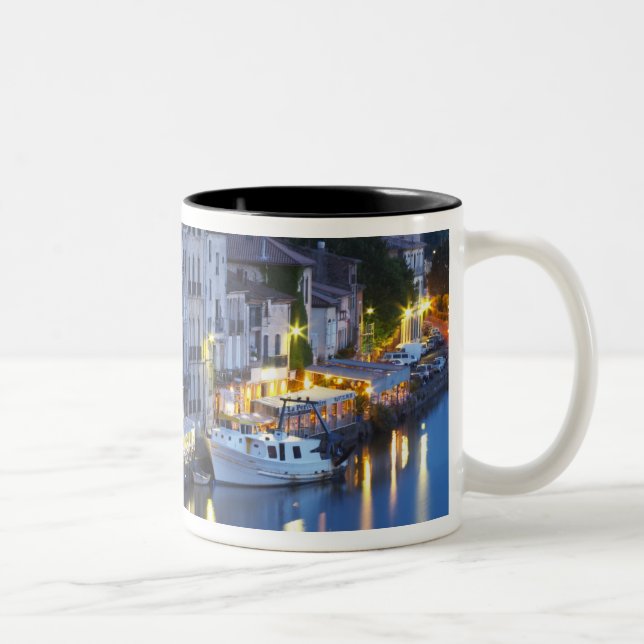 Caneca De Café Em Dois Tons Restaurantes ao longo do rio l'Herault. L'Herault  (Direita)