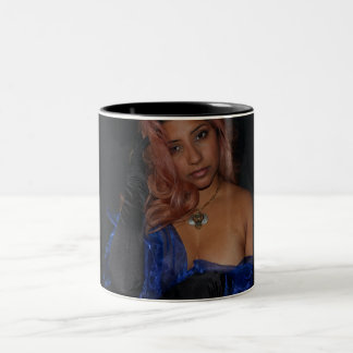 Caneca De Café Em Dois Tons Retrato de uma bela moça