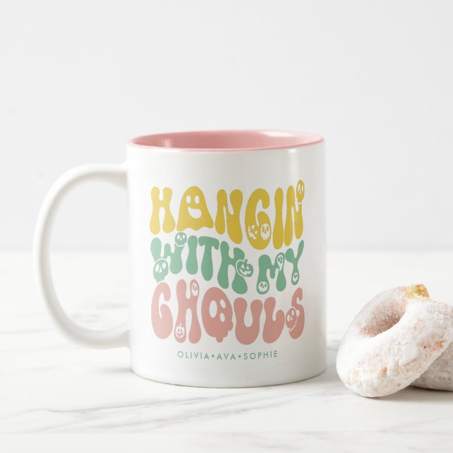 Caneca De Café Em Dois Tons Retrô Bonito Halloween Andando com meus Ghouls | R (Com Donut)